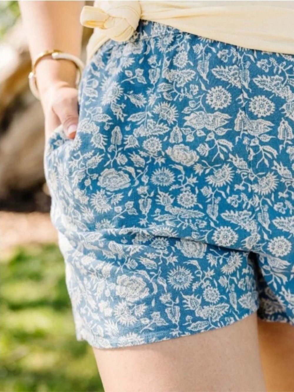 UNIVERSAL THREAD Linen Blend High-Rise Pull-On Shorts Blue/Cream Floral Women L